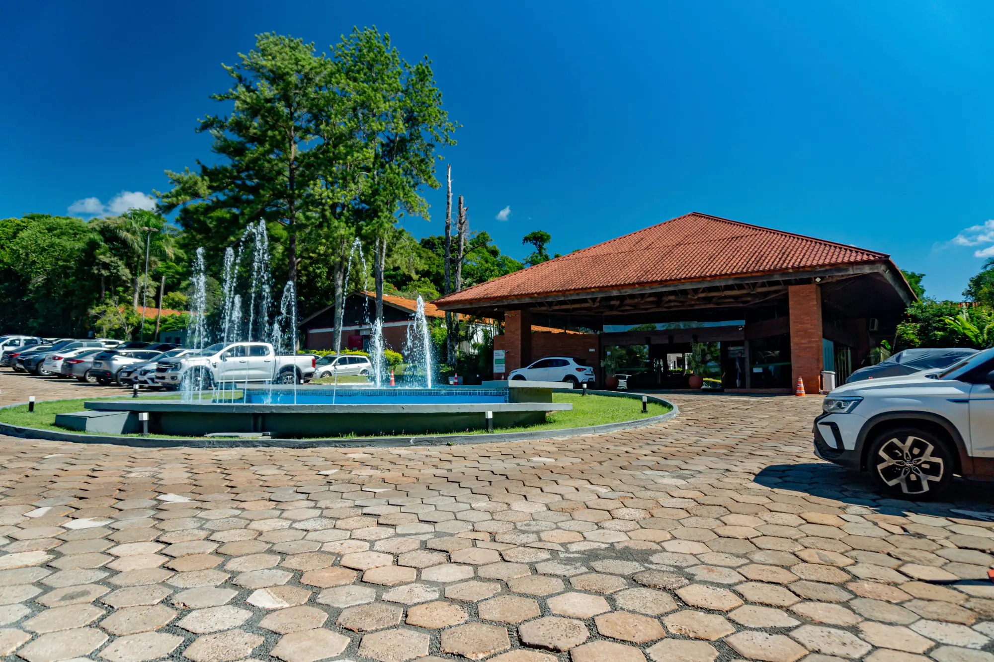 Entrada principal e recepção do Hotel Colonial Iguaçu com fonte de água